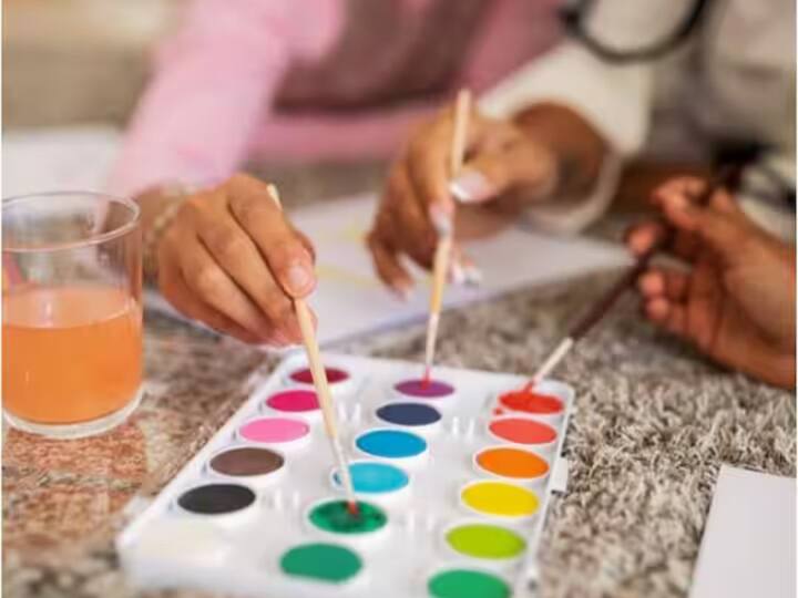 ਕਲਰ ਥੈਰੇਪੀ- ਹਰ ਸਮੇਂ ਆਪਣੇ ਕੈਰੀ-ਆਨ ਬੈਗ ਜਾਂ ਟ੍ਰੈਵਲ ਬੈਗ ਵਿੱਚ ਇੱਕ ਮਿੰਨੀ ਕਲਰਿੰਗ ਬੁੱਕ ਅਤੇ ਰੰਗਦਾਰ ਪੈਨਸਿਲਾਂ ਜਾਂ ਕ੍ਰੇਅਨ ਦਾ ਇੱਕ ਸੈੱਟ ਰੱਖਣ ਦੀ ਆਦਤ ਬਣਾਓ। ਜਦੋਂ ਵੀ ਤੁਸੀਂ ਉਦਾਸ ਮਹਿਸੂਸ ਕਰਦੇ ਹੋ, ਆਪਣੇ ਮੂਡ ਨੂੰ ਤੁਰੰਤ ਸੁਧਾਰਨ ਲਈ ਕਲਰ ਜਾਂ ਪੇਂਟਿੰਗ ਕਰੋ।