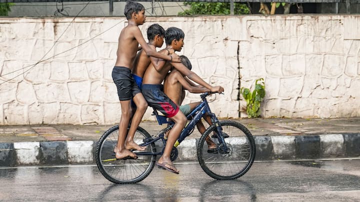 पटना मौसम विभाग के अनुसार अभी पारा चढ़ा रहेगा. दो-तीन दिनों में कोई राहत मिलने की उम्मीद नहीं है. बुधवार (29 मई) को मौसम विभाग ने बिहार के 27 जिलों में हॉट डे को लेकर अलर्ट जारी किया.