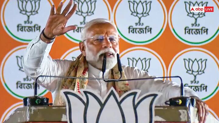 भाजपा के अलावा और कोई विकल्प है या नहीं इसको लेकर जब युवाओं से पूछा गया तो उन्होंने कहा कि विकल्प है तो इंडिया गठबंधन. उन्होंने कहा है कि वह युवाओं को रोजगार देंगे नौकरी देंगे हमने जैसे भाजपा पर विश्वास किया वैसे ही इंडिया गठबंधन पर भी विश्वास कर लेंगे. अगर इंडिया गठबंधन ने नहीं किया कुछ तो इनको भी वोट नहीं देंगे अगली बार.