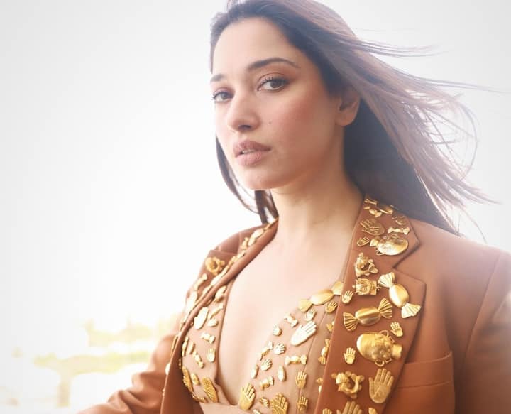 அந்த வகையில் தற்போது லேட்டஸ்ட் புகைப்படங்களை போஸ்ட் செய்துள்ளார்.