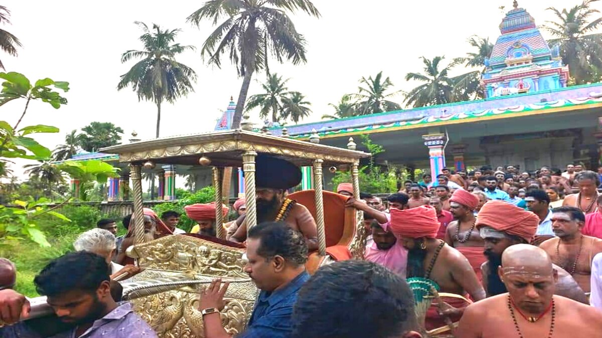 முந்தைய ஆதீனங்களின் குருமூர்த்தங்களுக்கு பல்லக்கில் சென்று வழிபாடு செய்த தருமபுரம் ஆதீனம்