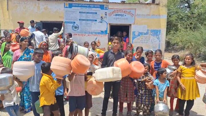 अंदाजे 1500 लोकसंख्या असलेल्या गावातील नागरिकांना दिवसभर रांगा लावून याच पाण्याच्या फंद्यामध्ये अडकून बसावे लागत आहे. त्यामुळे, संतापलेल्या गावकऱ्यांनी आज हे काम पूर्ण करून पाणी देण्याच्या मागणीसाठी ग्रामपंचायत वर घागर मोर्चा काढला.