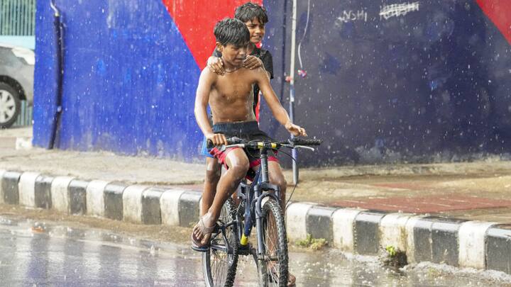 बुधवार को पटना मौसम विज्ञान केंद्र के वैज्ञानिक आनंद शंकर ने बताया कि पटना, औरंगाबाद, गया, रोहतास, दरभंगा और नालंदा में दिन और रात दोनों गर्म रहेंगे.