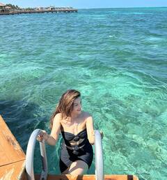 Mehreen: వెకేషన్ లో చిల్ అవుతున్న మెహ్రీన్- పొట్టిడ్రెస్ లో అందాల కనువిందు