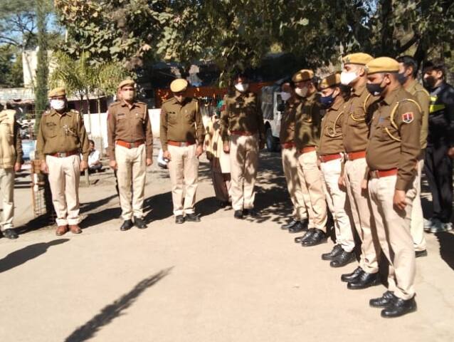 आनन-फानन में पुलिसकर्मियों ने उन्हें जिला अस्पताल में भर्ती करवाया, जहां डॉक्टरों ने उनको वाराणसी रेफर कर दिया, लेकिन सब इंस्पेक्टर शिवधनी यादव ने रास्ते में ही दम तोड़ दिया.