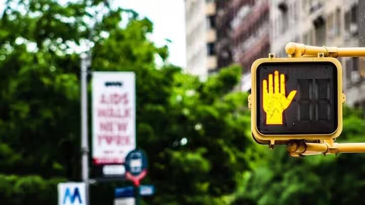 હવે સવાલ એ છે કે લાલ અને લીલો રંગ લગાવવા પાછળનું કારણ શું હતું. હકીકતમાં, અન્ય રંગોની તુલનામાં, આ રંગો દૂરથી પણ સ્પષ્ટ રીતે જોઈ શકાય છે. તેથી જ જહાજોએ નેવિગેશન માટે તેનો ઉપયોગ કર્યો. આ ઉપરાંત જૂના લાઇટ હાઉસમાં પણ આ જ રંગોનો ઉપયોગ થતો હતો. જે બાદ તેમને ટ્રાફિક સિગ્નલોમાં પણ સામેલ કરવામાં આવ્યા હતા.