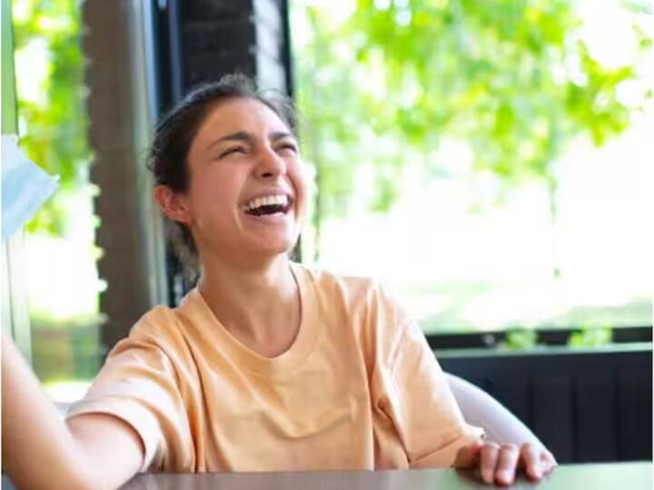 ਹੱਸਣਾ - ਕੁਝ ਅਜਿਹਾ ਕਰੋ ਜਿਸ ਨਾਲ ਤੁਸੀਂ ਖੁੱਲ੍ਹ ਕੇ ਹੱਸੋ। ਇਹ ਉਹ ਕੁਝ ਵੀ ਹੋ ਸਕਦਾ ਹੈ ਜਿਸਦਾ ਤੁਸੀਂ ਆਨੰਦ ਮਾਣਦੇ ਹੋ, ਜਿਵੇਂ ਕਿ ਇੱਕ ਕਾਮੇਡੀ ਫਿਲਮ ਦੇਖਣਾ ਜਾਂ ਇੱਕ ਕਾਮਿਕ ਕਿਤਾਬ ਪੜ੍ਹਨਾ। ਹੱਸਣ ਨਾਲ ਐਂਡੋਰਫਿਨ, ਖੁਸ਼ੀ ਦੇ ਹਾਰਮੋਨ ਨਿਕਲਦੇ ਹਨ, ਅਤੇ ਤੁਹਾਡੇ ਮੂਡ ਨੂੰ ਤੁਰੰਤ ਸੁਧਾਰ ਸਕਦੇ ਹਨ।