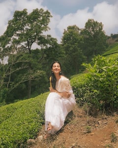 Meenaakshi Chaudhary : తెల్లచీర కట్టుకుని, మల్లెపూలు పెట్టుకున్న మీనాక్షి చౌదరి.. నిజంగా హంస లెక్కనే ఉందిగా