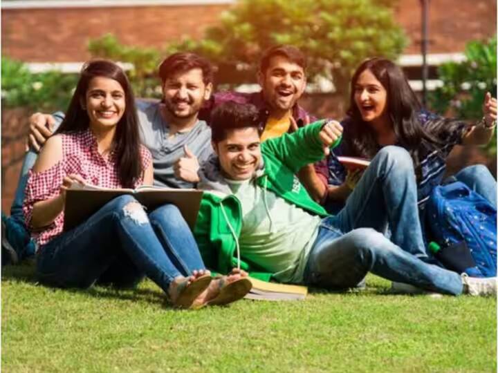 ਆਪਣਿਆਂ ਨਾਲ ਸਮਾਂ ਬਤੀਤ ਕਰੋ- ਕਿਸੇ ਨਜ਼ਦੀਕੀ ਦੋਸਤ ਜਾਂ ਪਰਿਵਾਰਕ ਮੈਂਬਰ ਨਾਲ ਸੰਪਰਕ ਕਰੋ ਅਤੇ ਜੋ ਤੁਸੀਂ ਚਾਹੁੰਦੇ ਹੋ ਉਸ ਬਾਰੇ ਖੁੱਲ੍ਹ ਕੇ ਗੱਲ ਕਰੋ। ਆਪਣਿਆਂ ਨਾਲ ਸਮਾਂ ਬਤੀਤ ਕਰਨਾ ਆਰਾਮ ਅਤੇ ਸਹਾਇਤਾ ਪ੍ਰਦਾਨ ਕਰ ਸਕਦਾ ਹੈ, ਜੋ ਤੁਹਾਡੇ ਮੂਡ ਨੂੰ ਤੁਰੰਤ ਸੁਧਾਰ ਸਕਦਾ ਹੈ।