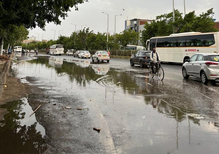 दिल्ली में बुधवार को भीषण गर्मी के बीच हल्की बारिश हुई। (स्रोत: एबीपी)