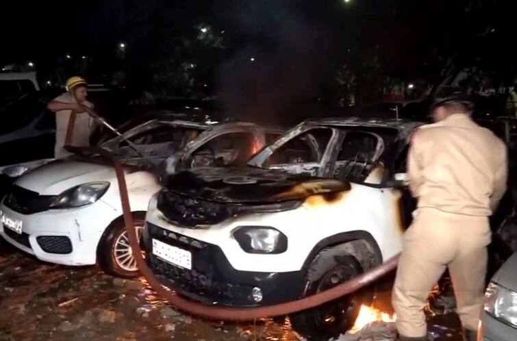delhi fire news 17 vehicles burnt at the same time in Delhi car insurance News दिल्लीत एकाच वेळी 17 वाहने जळून खाक, नेमकी कशी घडली घटना? वाहनांना विमा मिळणार का? 
