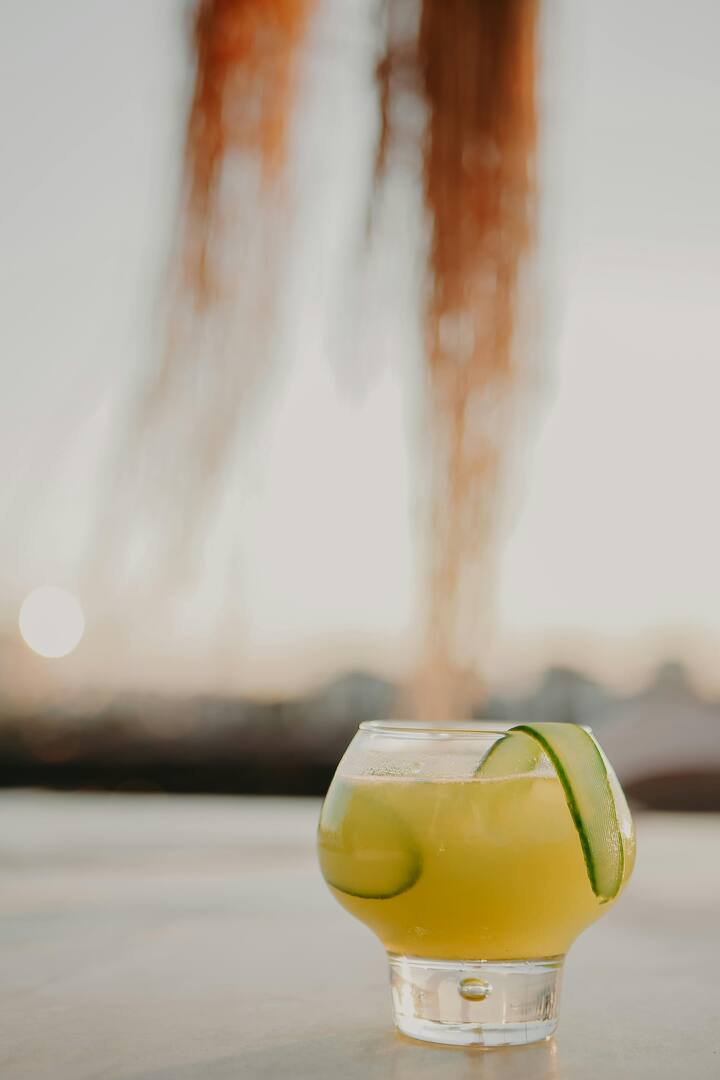 लोक काकडीचा रस केव्हाही पिऊ शकतात,परंतु सकाळी रिकाम्या पोटी पिणे चांगले मानले जाते.रिकाम्या पोटी याचे सेवन केल्यास अनेक फायदे होतात.[Photo Credit : Pexel.com]