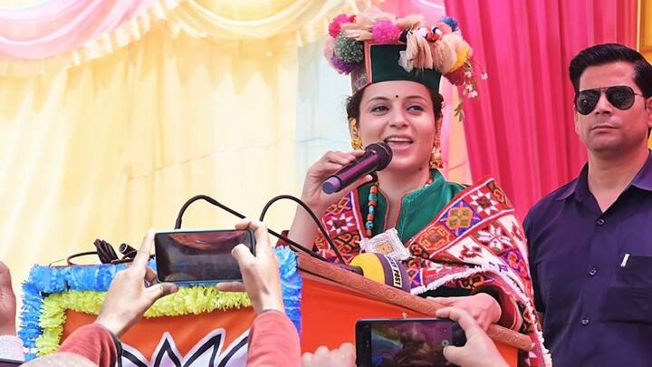 लोकसभा चुनाव 2024 में हिमाचल की मंडी लोकसभा सीट से भाजपा की प्रत्याशी कंगना राणौत धुआंधार प्रचार में लगी हुई है. कांग्रेस को लेकर आक्रामक बयान बाजी करती कंगना रणौत जनसभा में कांग्रेस को आड़े हाथ ले लेती हैं, लेकिन हाल ही में कंगना द्वारा दिए एक भाषण ने उनकी मुश्किलें बढ़ा दी हैं. न्यूज़ तक की रिपोर्ट्स के मताबिक कंगना राणौत ने कांग्रेस नेता विक्रमादित्य सिंह को लेकर ऐसा बयान दे दिया की करणी सेना ने उनके खिलाफ मोर्चा खोल दिया लेकिन आखिर कंगना ने ऐसा क्या कहा चलिए जानते हैं...