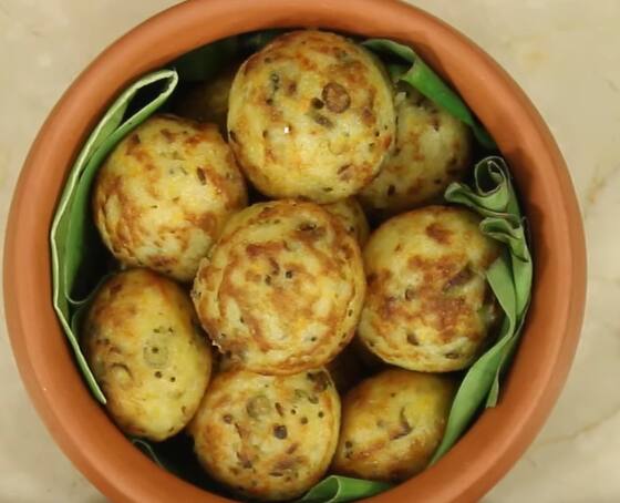 தேவையான பொருட்கள்: முட்டை - 4, தேவையான அளவு உப்பு, மிளகு தூள் - 1/2 தேக்கரண்டி, பெரிய வெங்காயம் - 1, தக்காளி -1, பச்சை மிளகாய் - 2 கேரட் - 1, முட்டை கோஸ் - 1/2, கொத்தமல்லி இலை -1/2 கப் , எண்ணெய்