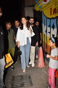 IPLની હારનો ગમ ભૂલી પત્ની સાથે ડિનર ડેટ પર નીકળ્યો વિરાટ, સાથે આ ક્રિકેટર કપલ પણ રહ્યું હાજર....