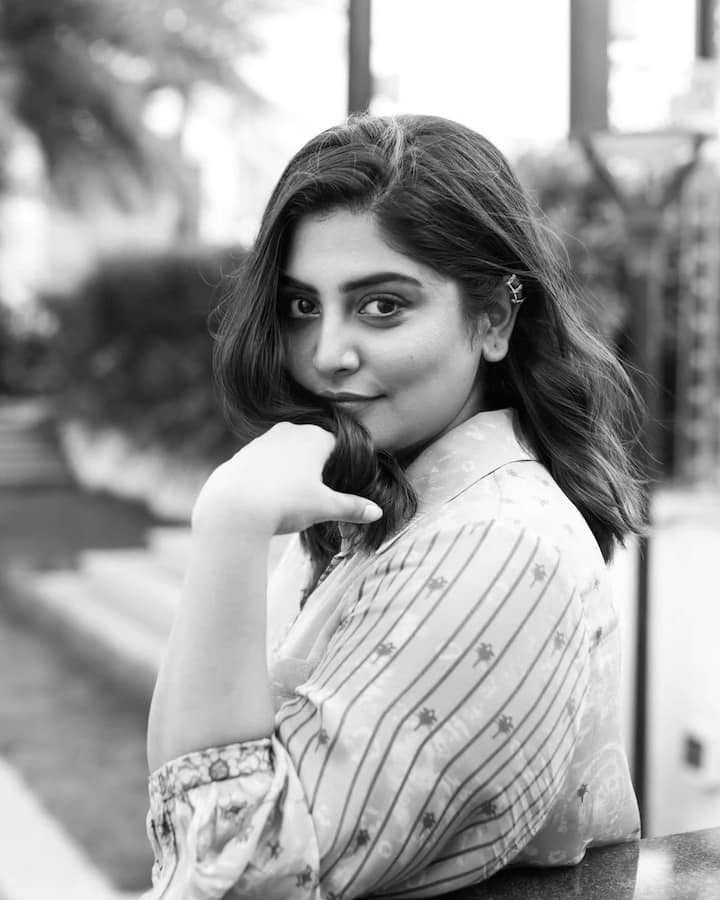 మలయాళ సినిమాలతో చైల్డ్ ఆర్టిస్ట్‌గా తన కెరీర్ ప్రారంభించింది. మలయాళంలో ఒరు వడక్కన్ సెల్ఫీ సినిమాతో, తమిళంలో  అచ్చం ఎన్బదు మడమైయద మూవీతో అరంగేట్రం చేసింది. మంజిమా మోహన్ సాహసం శ్వాసగా సాగిపో మూవీతో తెలుగువారికి పరిచయమైంది.