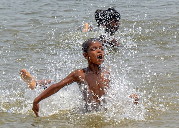 रांची में बुधवार, 29 मई, 2024 को भीषण गर्मी के बीच एक बच्चा जलाशय में नहाता हुआ। (स्रोत: पीटीआई)