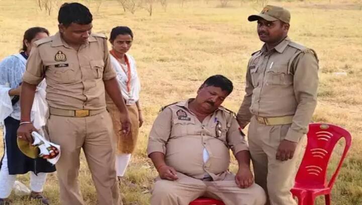 यूपी तक के मुताबिक, उत्तर प्रदेश के चंदौली के पॉलिटेक्निक ग्राउंड में सपा के राष्ट्रीय अध्यक्ष अखिलेश यादव के कार्यक्रम के दौरान एक सब इंस्पेक्टर की मौत हो गई.