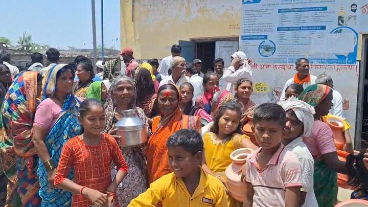 परभणीच्या कमलापूरवासीयांचे असेच हाल झाले असून यामुळे संतापलेल्या गावकऱ्यांनी ग्रामपंचायत वर घागर मोर्चा काढलाय. पूर्णा तालुक्यातील कमलापूर येथे जलजीवन मिशन अंतर्गत पाणीपुरवठा योजनेचे काम झाले. मात्र, हे काम अर्धवट सोडून कंत्राटदार पसार झाल्याने गावकऱ्यांना गावातील केवळ एका बोर आणि एका विहिरीवर पाणी भरावं लागत आहे.