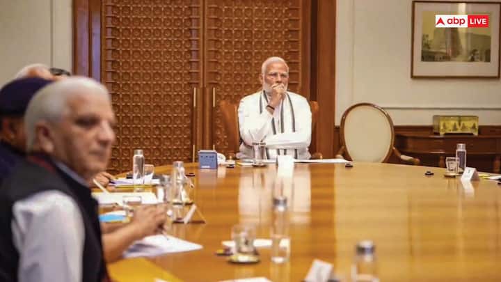 अग्निवीर योजना को लेकर भी युवाओं के अंदर गुस्सा देखने के लिए मिला. उन्होंने कहा कि इस योजना का कोई लाभ नहीं है. युवाओं ने कहा कि क्या मोदी जी देश को पाकिस्तान बनाना चाहते हैं. एक युवा ने कहा कि रोजगार के मामले में मोदी जी को हम 10 में से शून्य नंबर देना चाहते हैं.