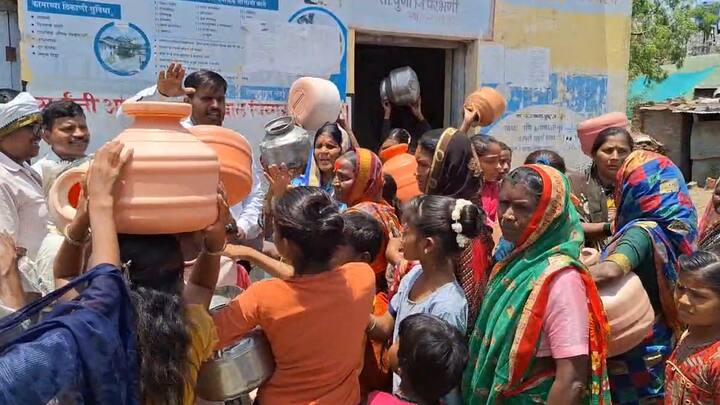 परभणी जिल्ह्याच्या पुर्णा तालुक्यातील कमलापूरवासी तहानलेलेच असल्याचे पाहायला मिळाले. विशेष म्हणजे या गावात जलजीवन मिशनचे काम अर्धवट असल्याने गावची तहान एका बोअर अन विहिरीवर अवलंबून आहे. मात्र, उन्हाळ्यामुळे विहिर व बोअरचेही पाणी आटले आहे.