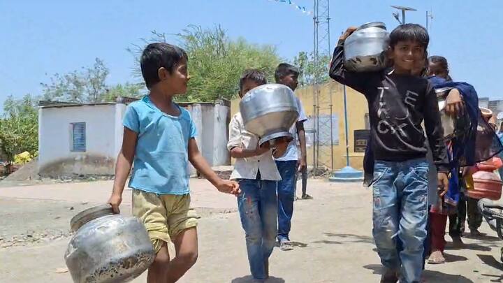 पाण्याचा पुरवठा नसल्याने, पिण्यासाठीही पाण्याची गंभीर समस्या उद्भवली असून संतापलेल्या गावकऱ्यांनी ग्रामपंचायत कार्यालयावरच मोर्चा काढल्याचे दिसून आले.