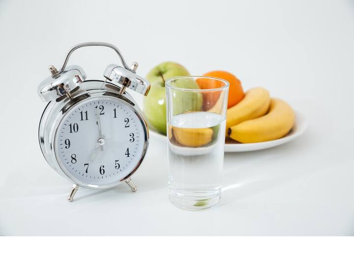 fasting For Health: ભારતમાં ઉપવાસની પરંપરા ધર્મ સાથે જોડાયેલી બહુ જુની પ્રથા ઘણી વધારે છે. પરંતુ, શું તમે જાણો છો કે ઉપવાસ કરવાથી તમારા શરીર પર શું અસર થાય છે અને જે દિવસે તમે ઉપવાસ કરો છો તે દિવસે તમારા શરીરમાં શું થાય છે.