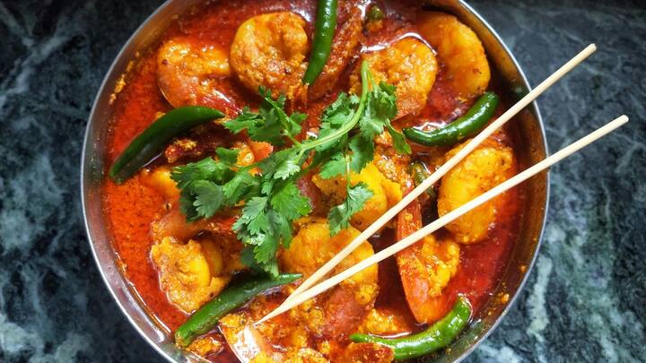 மிக்ஸியில் பூண்டு, இஞ்சி, கொத்தமல்லி இலை சேர்த்து அரைத்து கொள்ளவும். கடாயில் தனியா சேர்த்து பொன்னிறமாக வறுத்து தனியாக எடுத்து வைக்கவும்.