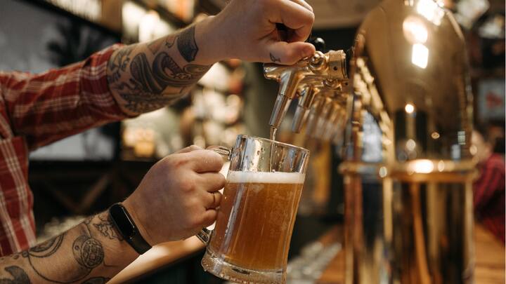 ये जर्मनी की एक ब्रुअरी कंपनी है, जो अपने यहां बीयर बनाने के लिए नाले के पानी का इस्तेमाल कर रही है. इस कंपनी का नाम है रीयूज ब्रू जो वाइसेनबुर्ग शहर में है. इस कंपनी के मालिक का कहना है कि वो ऐसा पानी बचाने के लिए कर रही है.