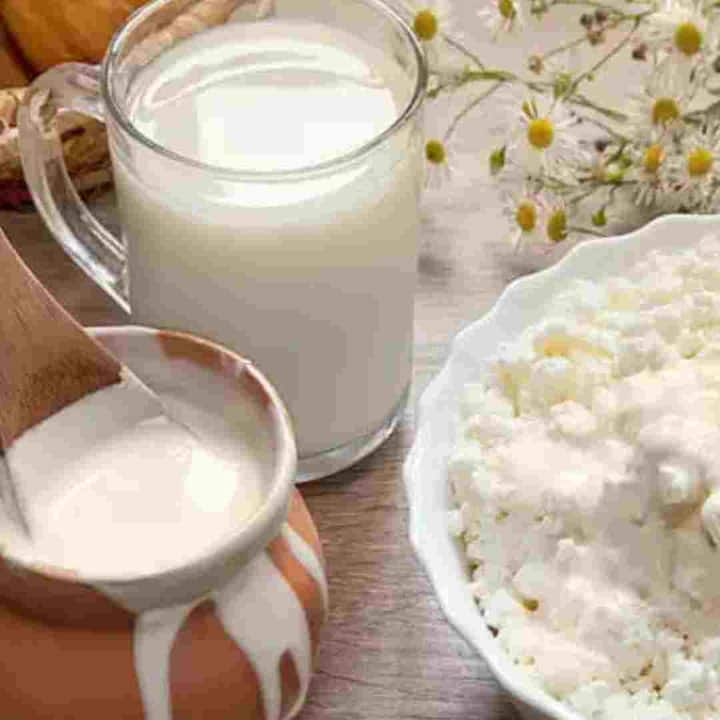 Lassi vs Butter : ਗਰਮੀਆਂ ਦੇ ਮੌਸਮ ਵਿੱਚ ਪੇਟ ਨੂੰ ਠੰਡਾ ਅਤੇ ਸਰੀਰ ਨੂੰ ਹਾਈਡ੍ਰੇਟ ਰੱਖਣਾ ਬਹੁਤ ਜ਼ਰੂਰੀ ਹੁੰਦਾ ਹੈ। ਇਸ ਦੇ ਲਈ ਕੁਝ ਲੋਕ ਕੋਲਡ ਡਰਿੰਕ ਪੀਂਦੇ ਹਨ ਤਾਂ ਕੁਝ ਲੋਕ ਸਾਫਟ ਡਰਿੰਕਸ ਵੀ ਪੀਂਦੇ ਹਨ।