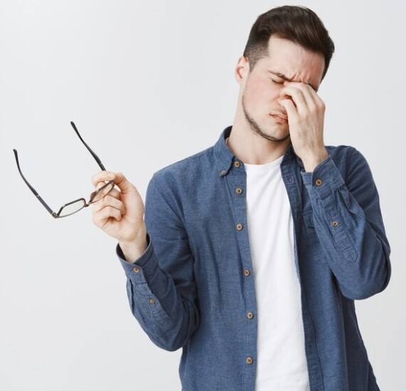 ਗਰਮੀ ਕਾਰਨ ਦਿਲ ਅਤੇ ਦਿਮਾਗ ਤੋਂ ਇਲਾਵਾ ਅੰਤੜੀ, ਗੁਰਦੇ, ਫੇਫੜੇ, ਜਿਗਰ ਅਤੇ ਅੱਖਾਂ ਵੀ ਖਰਾਬ ਹੋ ਰਹੀਆਂ ਹਨ। ਹਰ ਕੋਈ ਜਾਣਦਾ ਹੈ ਕਿ ਸਾਡੀਆਂ ਅੱਖਾਂ ਸਭ ਤੋਂ ਸੰਵੇਦਨਸ਼ੀਲ ਹੁੰਦੀਆਂ ਹਨ। ਅਸਲ 'ਚ ਅੱਖਾਂ ਗਰਮ ਹਵਾ ਦੇ ਸਿੱਧੇ ਸੰਪਰਕ 'ਚ ਆਉਂਦੀਆਂ ਹਨ, ਜਿਸ ਕਾਰਨ ਉਹ ਜ਼ਿਆਦਾ ਪ੍ਰਭਾਵਿਤ ਹੁੰਦੀਆਂ ਹਨ।