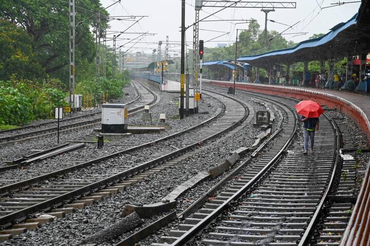 কেরলে বর্ষা প্রবেশে পাশাপাশি আবহাওয়া দফতর জানিয়েছে আগামী কয়েকদিন বঙ্গেও রয়েছে বর্ষণের পূর্বভাস।