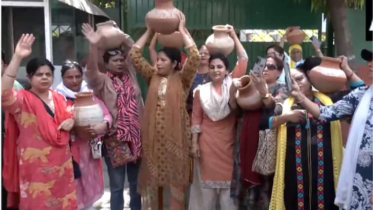 Delhi Water Crisis BJP Women Workers Protest AAP Minister Atishi Residence BJP Women Workers Protest At AAP Minister Atishi's Residence Over Delhi Water Crisis
