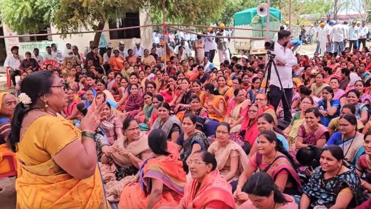 women protested in front of the municipal council office as water was not supplied after 20 days In Shevgaon Ahmednagar Maharashtra News Ahmednagar News : शेवगावमध्ये 20 दिवसांनी पाणी, नगरपरिषदेसमोरच महिलांचे 'मुक्काम ठोको' आंदोलन
