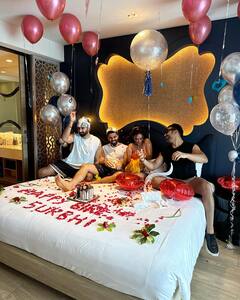 Surbhi Jyoti Birthday: बिकिनी पहने दोस्तों संग बेड पर बर्थडे केक काटती दिखीं सुरभि ज्योति, यूजर्स बोलें - ‘तीन-तीन मर्दो के साथ..’