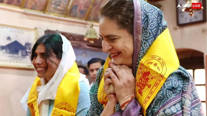 कांग्रेस महासचिव प्रियंका गांधी वाड्रा ने अपने बेटी के साथ लोगों की सुख समृद्धि की मंदिर में कामना की. इसके साथ ही भगवान से आशीर्वाद मांगा.