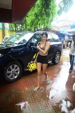 Janhvi Kapoor जानबूझ कर टाइट कपड़ों में दिखना चाहती हैं? एक्ट्रेस ने खोले राज