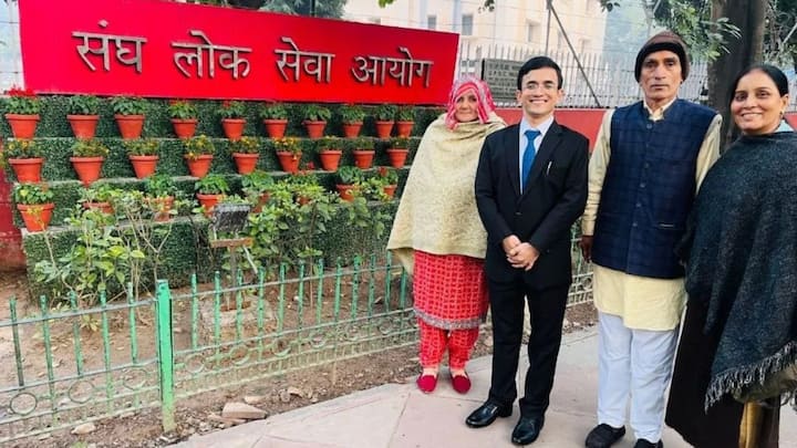 গোড়া থেকেই তাঁর স্বপ্ন ছিল UPSC-তে সফল হওয়ার। সেভাবেই চলেছে প্রস্তুতি। নানাভাবে নানা চেষ্টায় জোগাড় হয়েছিল পড়াশোনার জন্য প্রয়োজনীয় জিনিস।