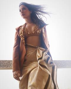 Tamannaah Bhatia : గోల్డెన్ డ్రెస్​లో మిల్కీ బ్యూటీ.. స్టన్నింగ్ ఫోజులతో మతి పోగొడుతున్న తమన్నా