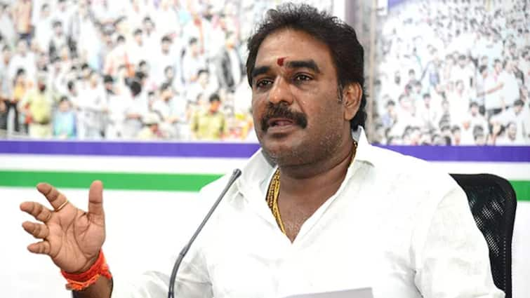 MLA Pinnelli Ramakrishna Reddy Submitted Passport In Gurazala Court MLA Pinnelli Latest Upadates: గురజాల కోర్టులో పాస్‌పోర్ట్ అప్పగించిన పిన్నెల్లి, ప్రస్తుతం ఆయన ఎక్కడ ఉంటున్నారంటే?