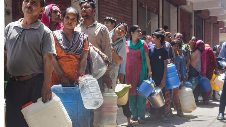 Maharashtra Water Shortage storage in dams across Maharashtra has dropped to 19.98 per cent राज्याला पाणीटंचाईच्या संकटाने घेरले;  मोठ्या प्रकल्पांमध्ये केवळ 19.98  टक्के पाणीसाठा, छत्रपती संभाजीनगर आणि नाशिकमध्ये तीव्र पाणीटंचाई