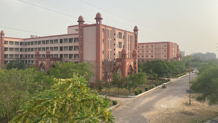 Lucknow Khwaja Moinuddin Chishti University Students through phone learn journalism University included syllabus ann लखनऊ की इस यूनिवर्सिटी में मोबाइल से पत्रकारिता सीखेंगे छात्र, विश्वविद्यालय ने सिलेबस में किया शामिल
