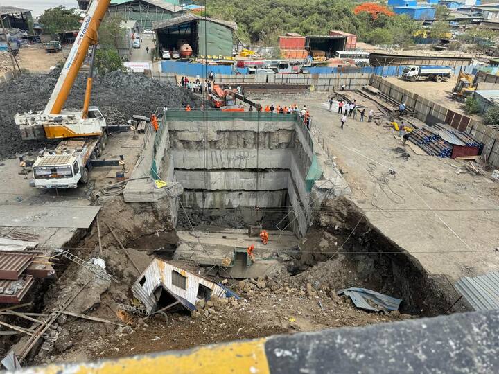 वसईच्या वर्सोवा ब्रिजजवळ सूर्या पाईपलाइनच्या खोदकामावेळी मातीचा मलबा खचून जेसीबीसह ऑफिस कंटेनर मातीच्या मलब्याखाली अडकला आहे.