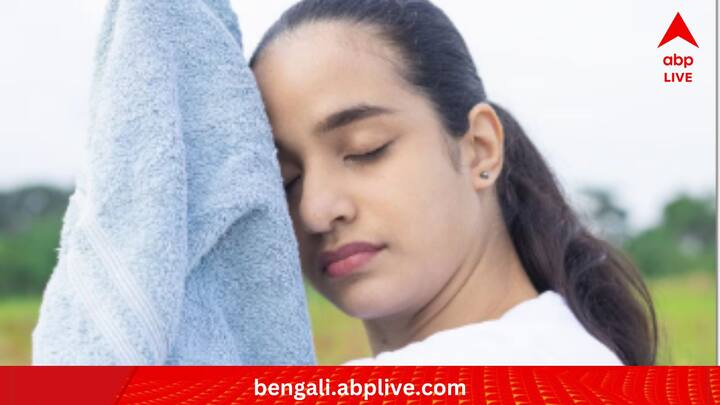 সমস্যা এখানেই শেষ নয়। বহু সময়ে দেখা গিয়েছে, যে ত্বকে কোনও ক্ষত থাকলে ঘামের লবণাক্ত উপকরণ সেই ক্ষতে সমস্য়া তৈরি করতে পারে।