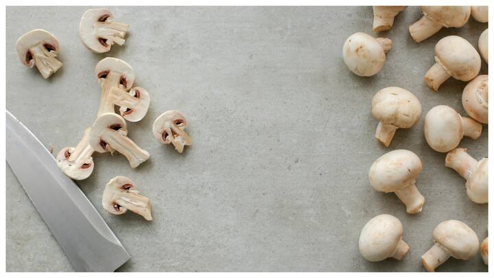 चावल आटा का इस्तेमाल : मशरूम को पानी में धोकर चावल आटा लगाकर रगड़ें. चावल आटे से मशरूम की सतह की गंदगी साफ हो जाएगी.