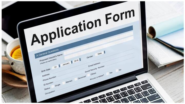 इसके तहत कुल 25 पदों पर भर्ती होगी. ये पद एमए मीडिया बिजनेस स्टडीज, एमए स्ट्रेटजिक कम्यूनिकेशन, पीजी डिप्लोमा इन जर्नलिज्म (इंग्लिश), (हिंदी) आदि के लिए निकाले गए हैं.