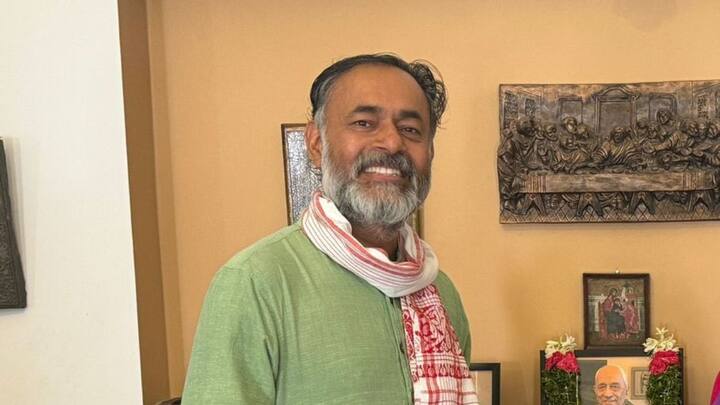 यूपी तक की रिपोर्ट के मुताबिक योगेंद्र यादव ने बताया कि स्मृति ईरानी को लेकर जनता के अंदर भारी गुस्सा है. यही नहीं खुद उनकी पार्टी भाजपा के नेता भी उनसे गुस्सा हैं. बीजेपी के नेता तो खुद यह बैठकर रणनीति बना रहे थे कि कैसे स्मृति ईरानी को हराया जा सकता है. योगेंद्र यादव का कहना है कि कोई बड़ी हैरानी की बात नहीं होगी अगर स्मृति ईरानी अमेठी सीट से हार जाएंगी.