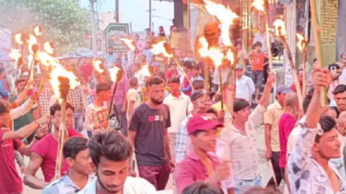 Candle March: रक्सौल में 21 दिन बाद भी आजाद घूम रहा रेपिस्ट,  कैंडल मार्च निकालकर आरोपी के लिए फांसी की मांग