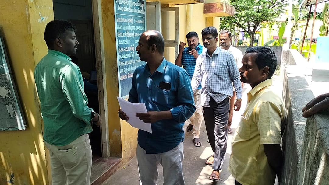 Dharmapuri news village administrative officer arrested who took a bribe of Rs.2000 near pappireddipatti - TNN “லஞ்சம் தரலன மனுவை ஏற்கமாட்டேன்” - ரசாயனம் தடவிய நோட்டுகளால் கையும் களவுமாக சிக்கிய விஏஓ