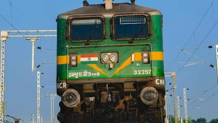 When is emergency brake used in a train can the train derail by applying brakes Emergency Brake: ट्रेन में कब होता है इमरजेंसी ब्रेक का इस्तेमाल, क्या तेज स्पीड में ब्रेक लगाने से पलट सकती है ट्रेन?